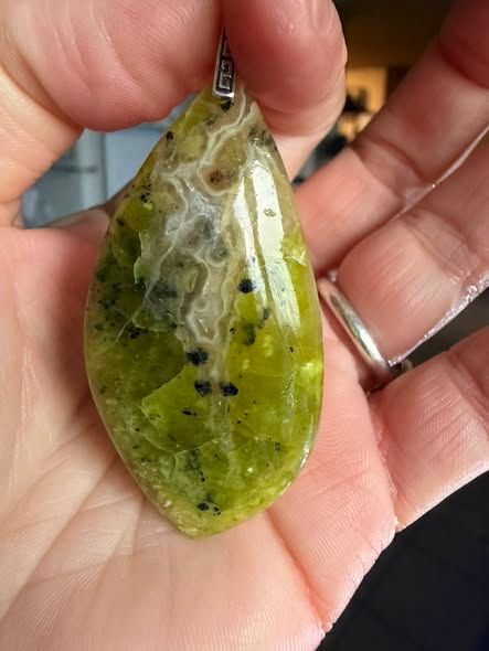 ​Pendentif en lizardite et calcédoine