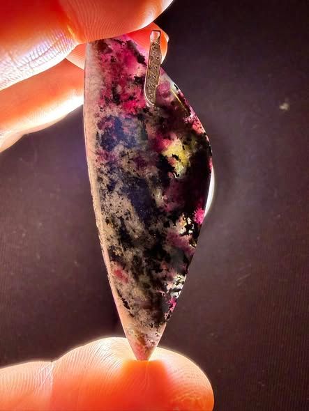 ​Pendentif en eudialyte