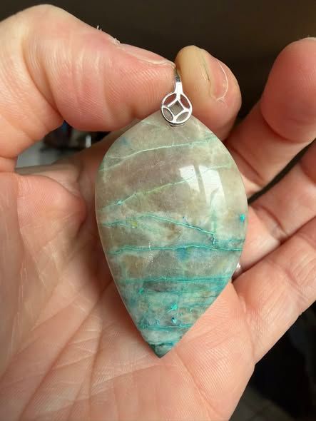 ​Pendentif en superbe shattuckite et quartz