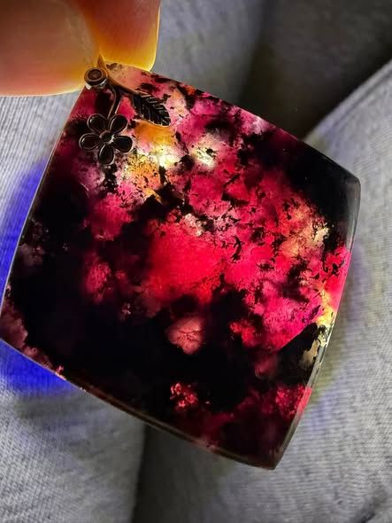 ​Pendentif en eudialyte