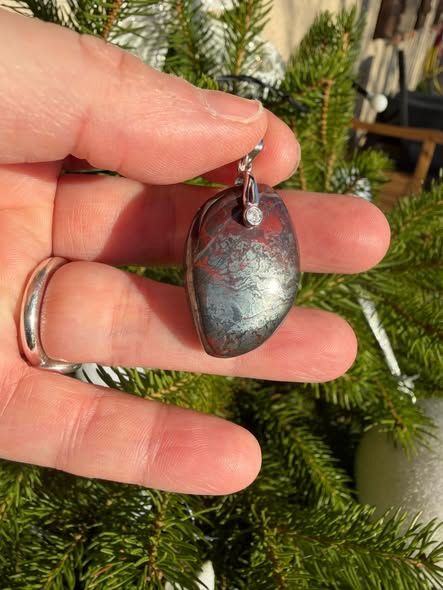 Pendentif en jaspilite Pendentif en jaspilite