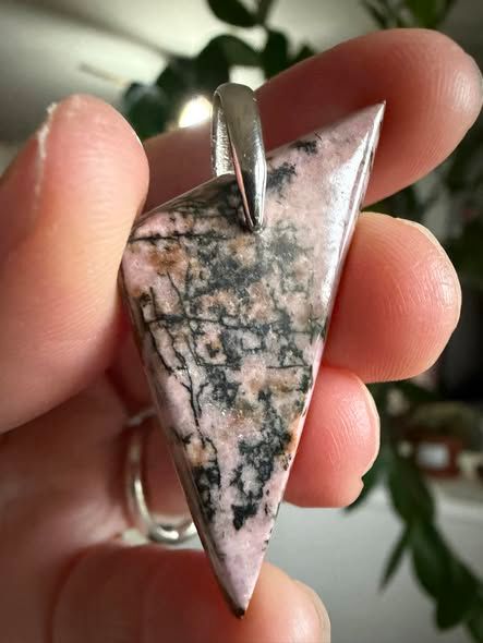 ​Pendentif en en Black Line Rhodonite