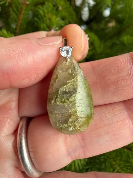 ​Pendentif en tourmaline verte