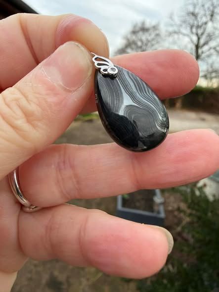 Pendentif en psilomelane Pendentif en psilomelane