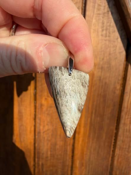 ​Pendentif en pierre de lune noire