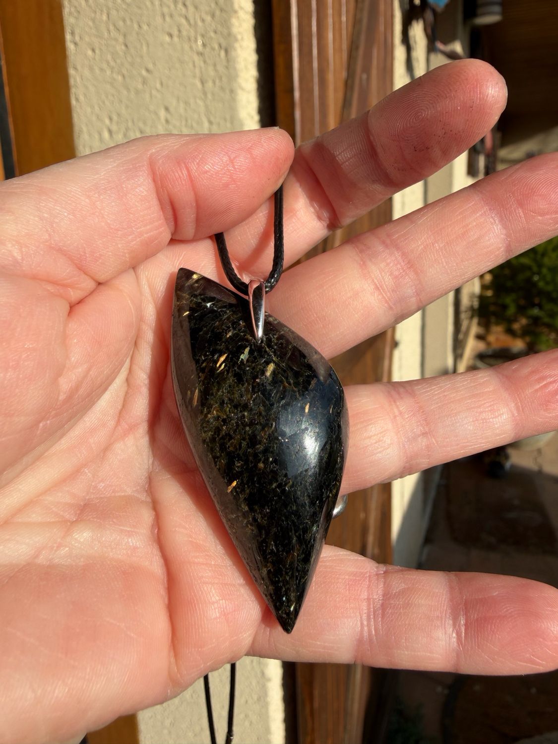 Pendentif en nuumite Pendentif en nuumite