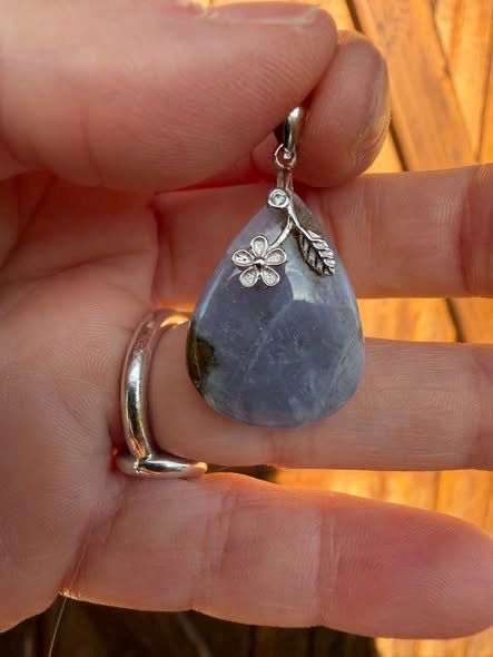 Pendentif en hackmanite Pendentif en hackmanite