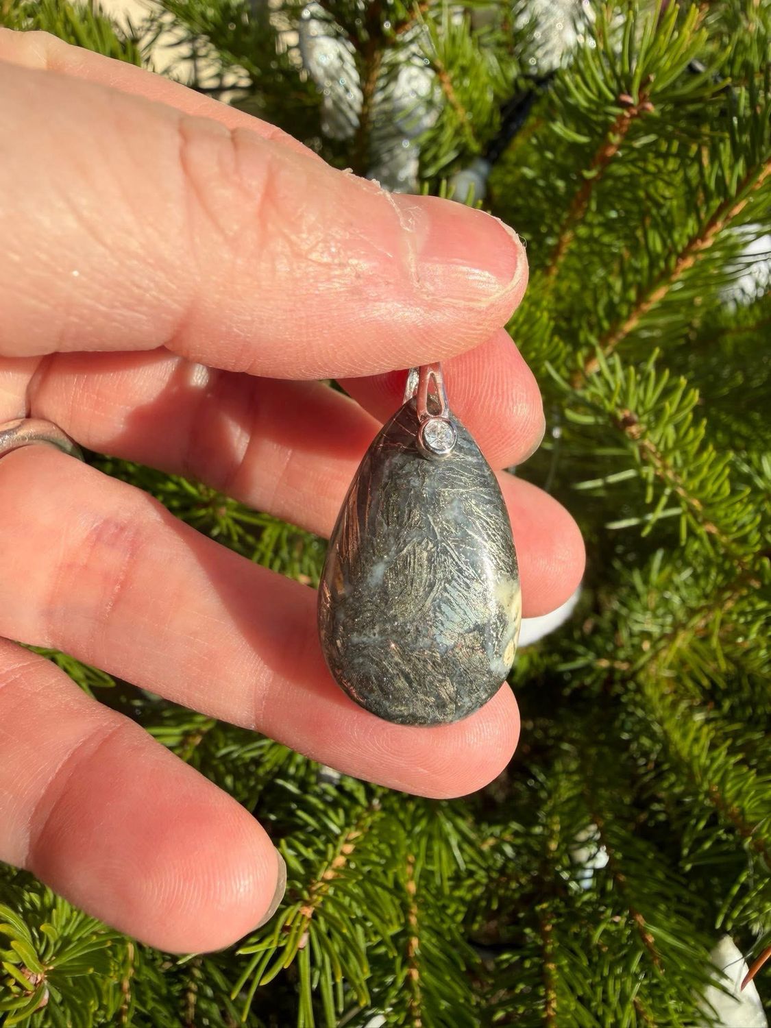 Pendentif en pyrite plume Pendentif en pyrite plume