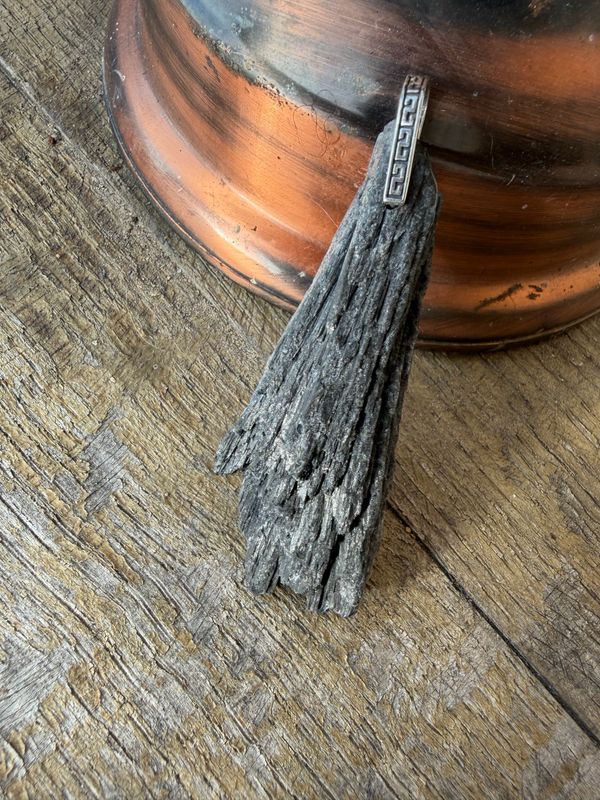 Pendentif en cyanite noire