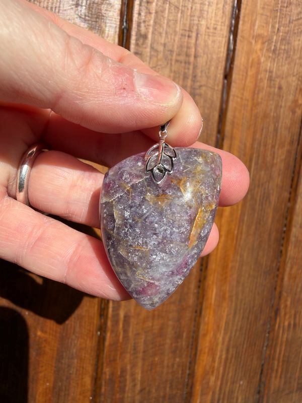 Pendentif en lepidolite et mica