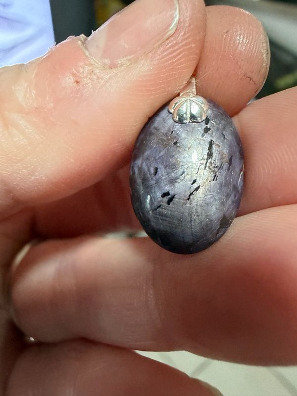 Pendentif en rubis etoilé