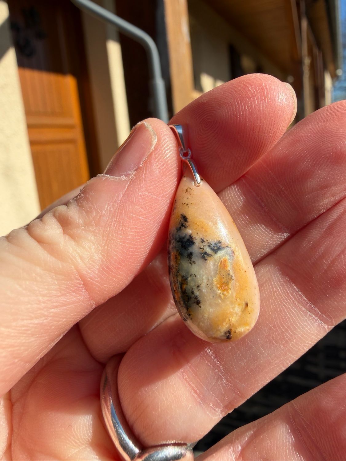 Pendentif en opale rose Pendentif en opale rose