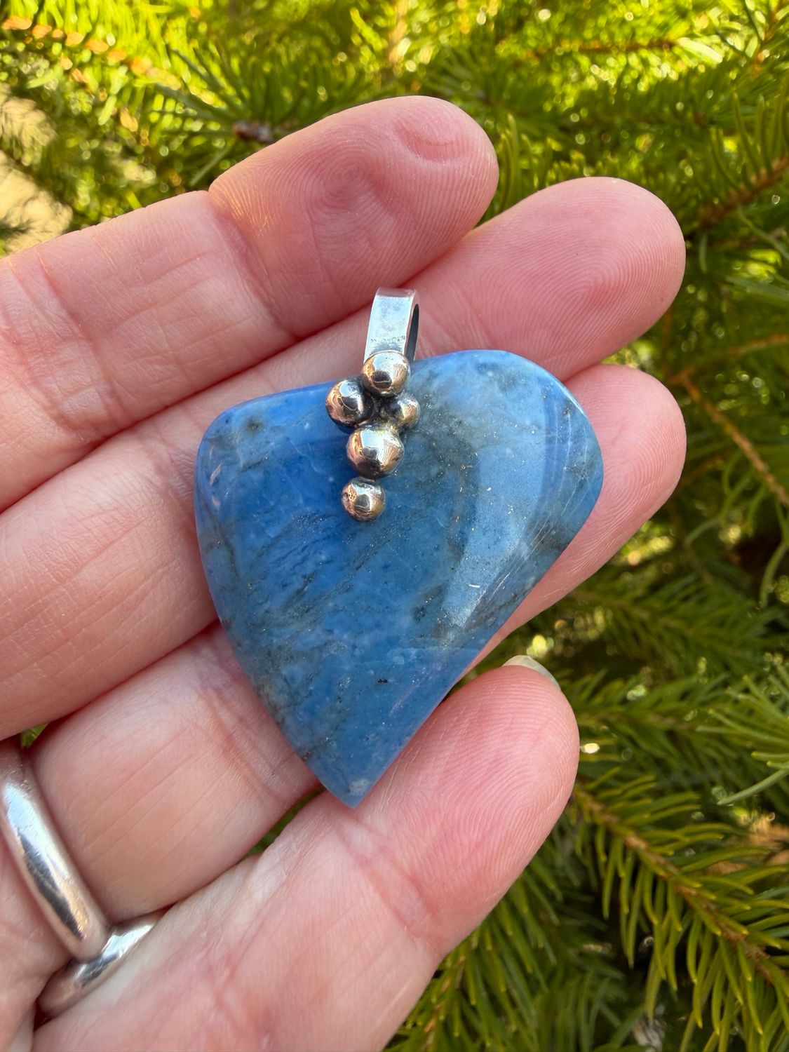 Pendentif en sodalite et pyrite Pendentif en sodalite et pyrite