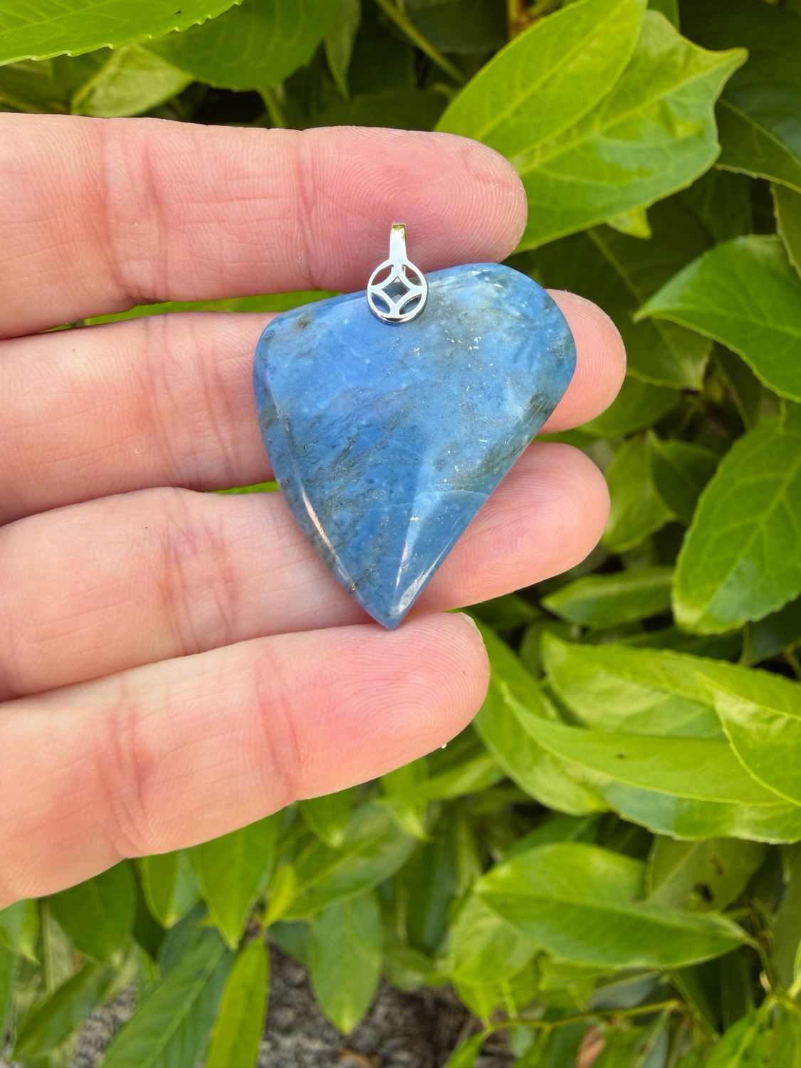 Pendentif en sodalite et pyrite Pendentif en sodalite et pyrite