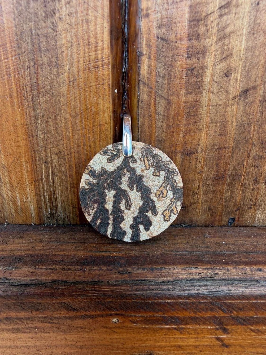 Pendentif en psilomelane dendritique Pendentif en psilomelane dendritique