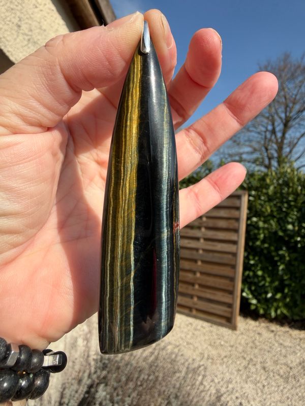 Pendentif en œil de faucon