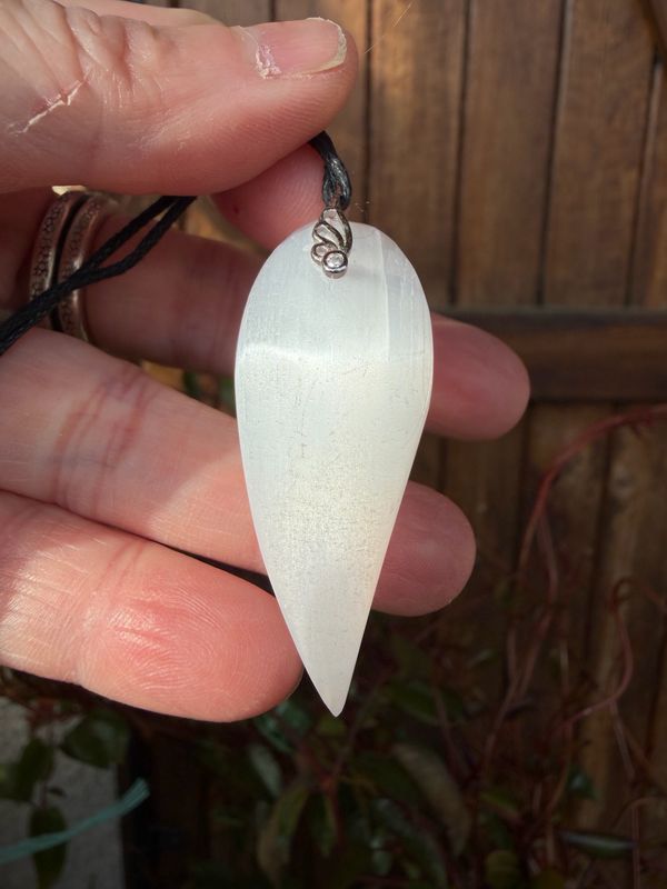 Pendentif en gypse fibreux(sélénite)