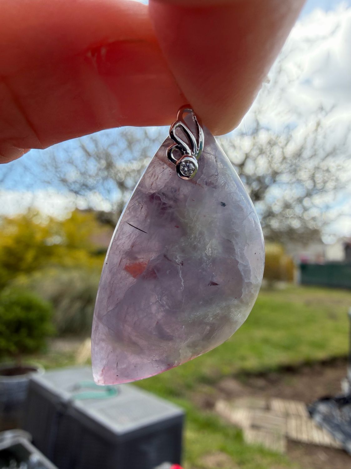 Pendentif en cordiérite sunstone