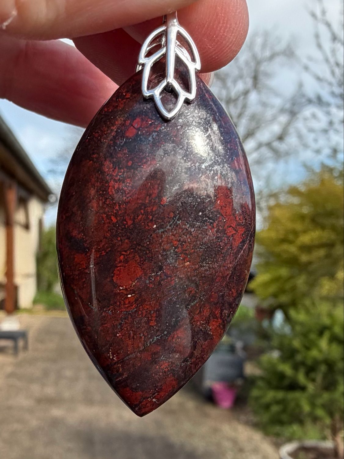 Pendentif en jade chicken blood Pendentif en jade chicken blood