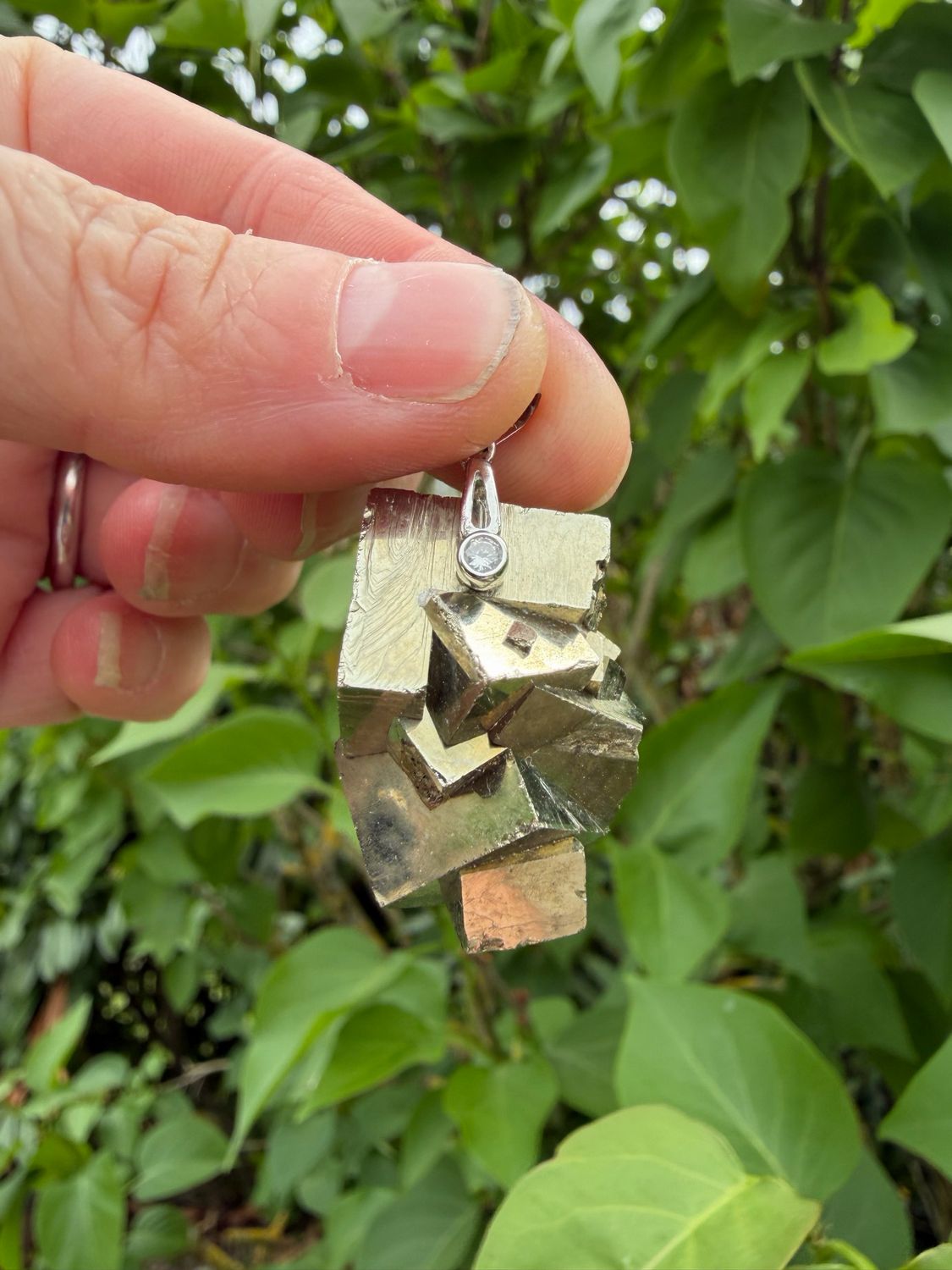 Pendentif en macle de pyrite Pendentif en macle de pyrite