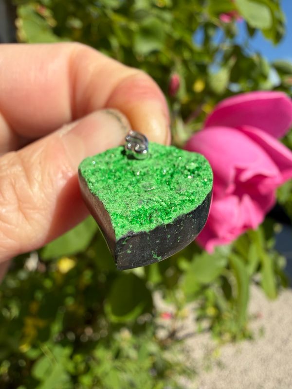 Pendentif en grenat uvarovite
