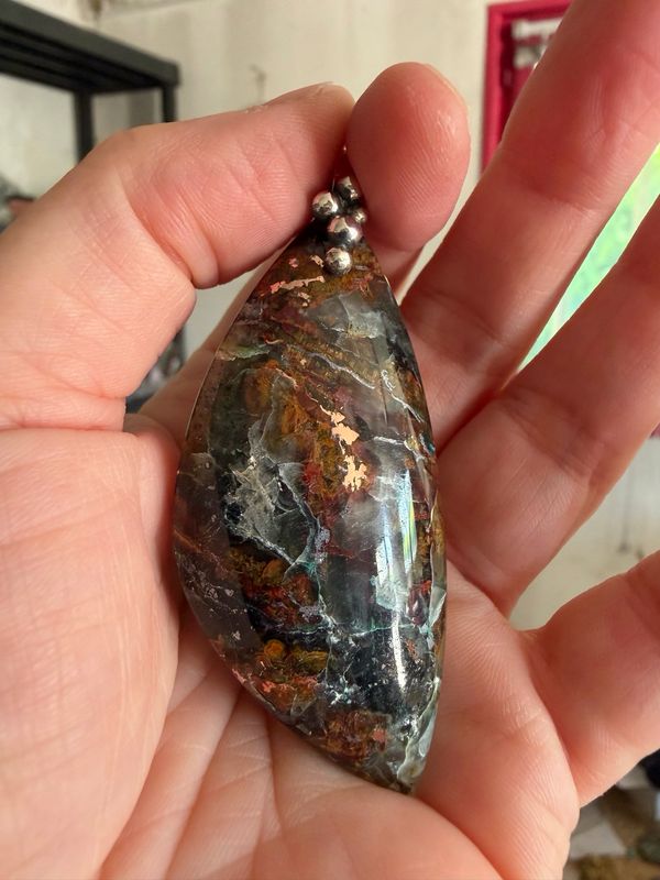 Pendentif en calcédoine cuprifère