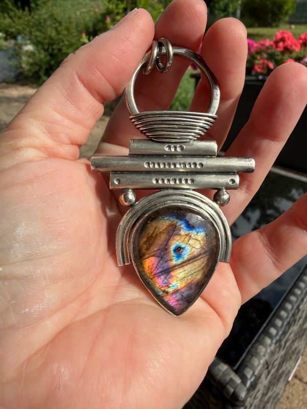 Pendentif en labradorite de chez symbioticbijoux