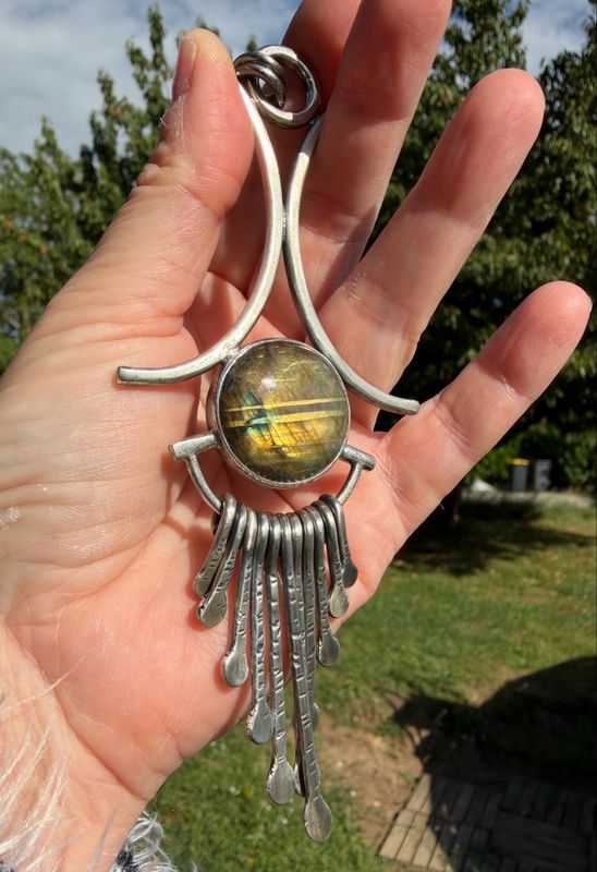 Pendentif en argent massif et labradorite de chez symbioticbijoux