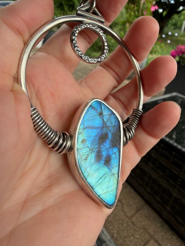 Pendentif en argent massif et labradorite de chez symbioticbijoux