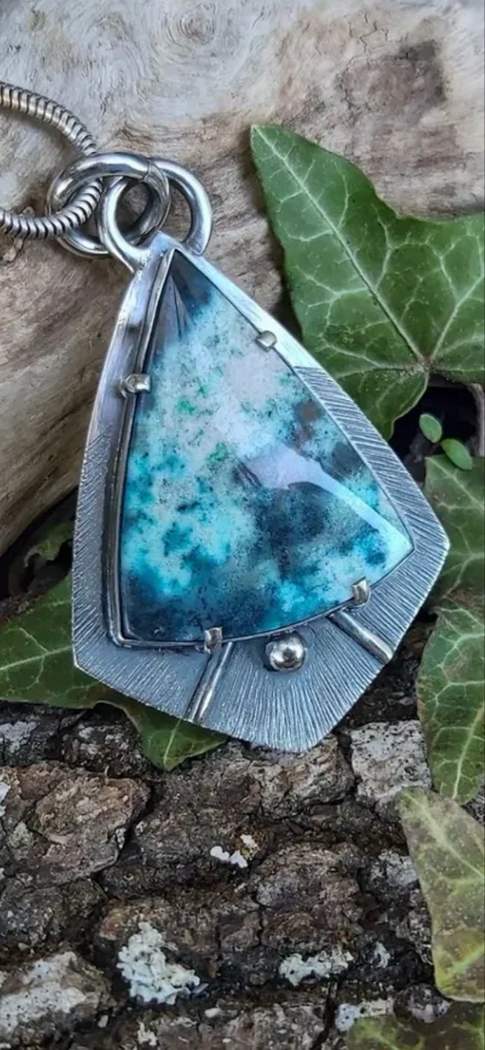 Pendentif en argent 960 et bois bleu opalise de chez mystik Wood Pendentif en argent 960 et bois bleu opalise de chez mystik Wood