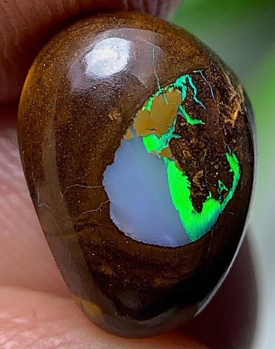Cabochon en opale Boulder