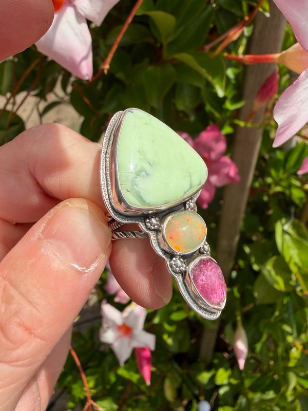 Bague en chrysoprase citron , opale welo et tourmaline rose