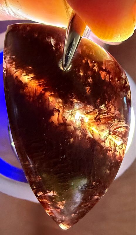 Pendentif en calcite rouge
