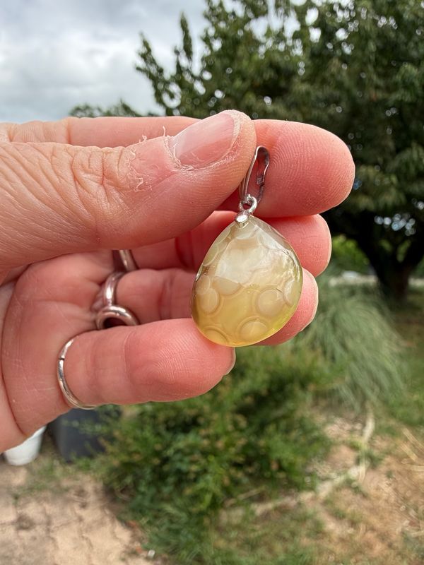 Pendentif en agate de Gobi