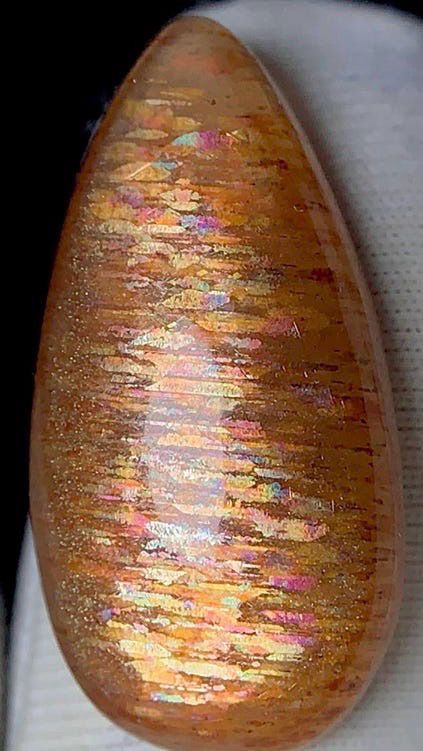 Cabochon en pierre de soleil