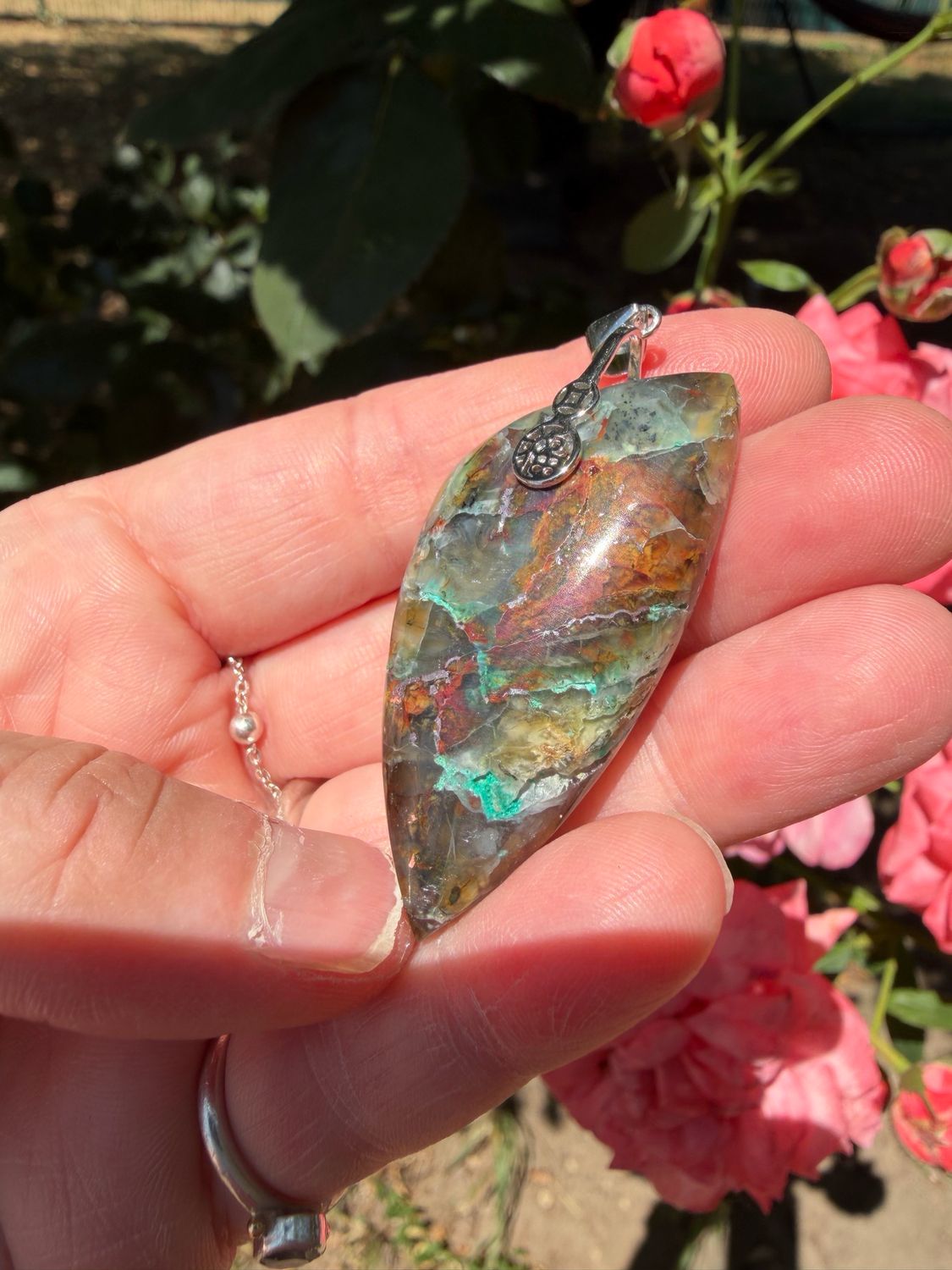 Pendentif en calcédoine cuprifère