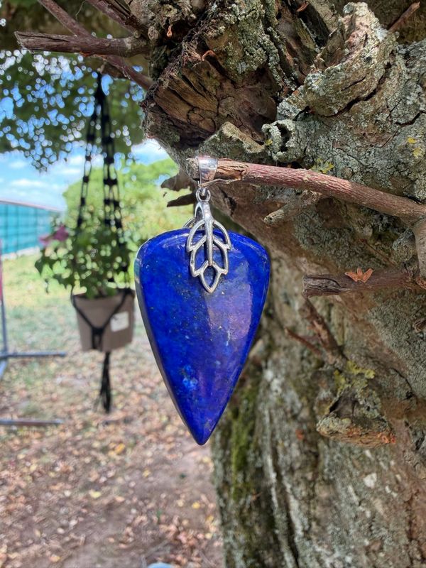 Pendentif recto verso en lapis lazuli