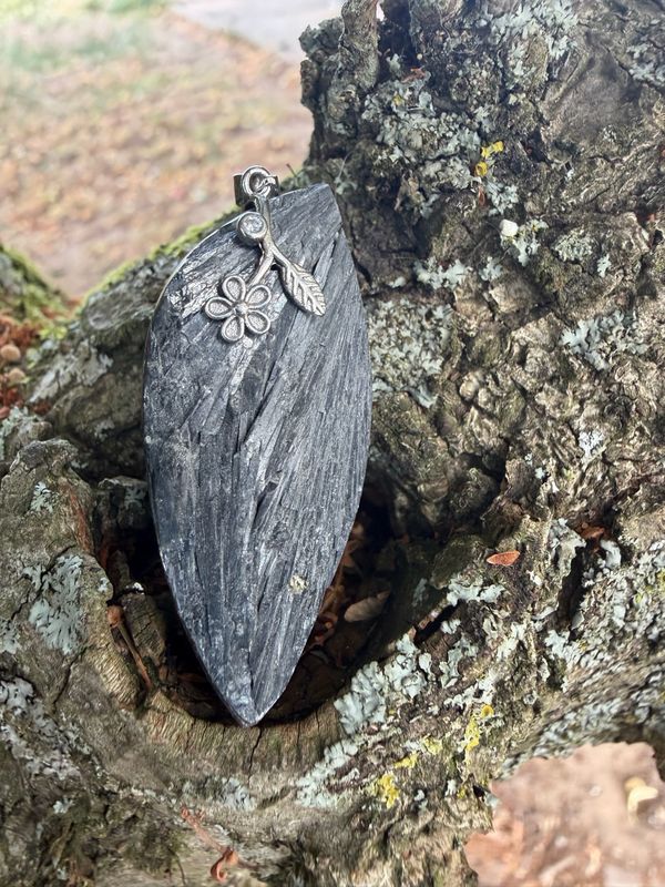Pendentif en cyanite noire