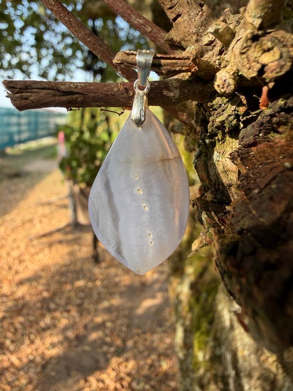 Pendentif en calcédoine bleue