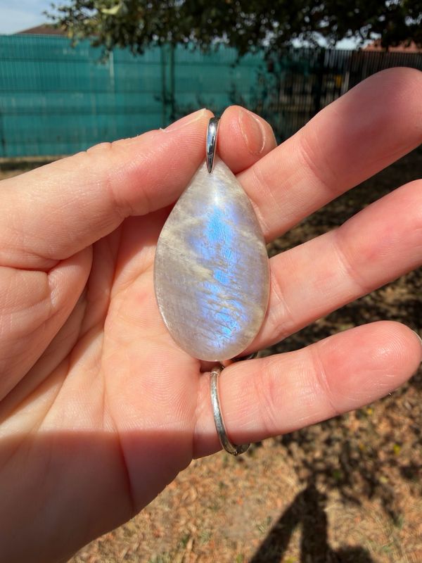 Pendentif en pierre de lune bleue