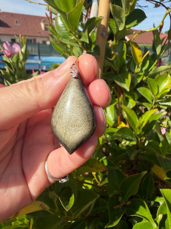 Pendentif en obsidienne dorée