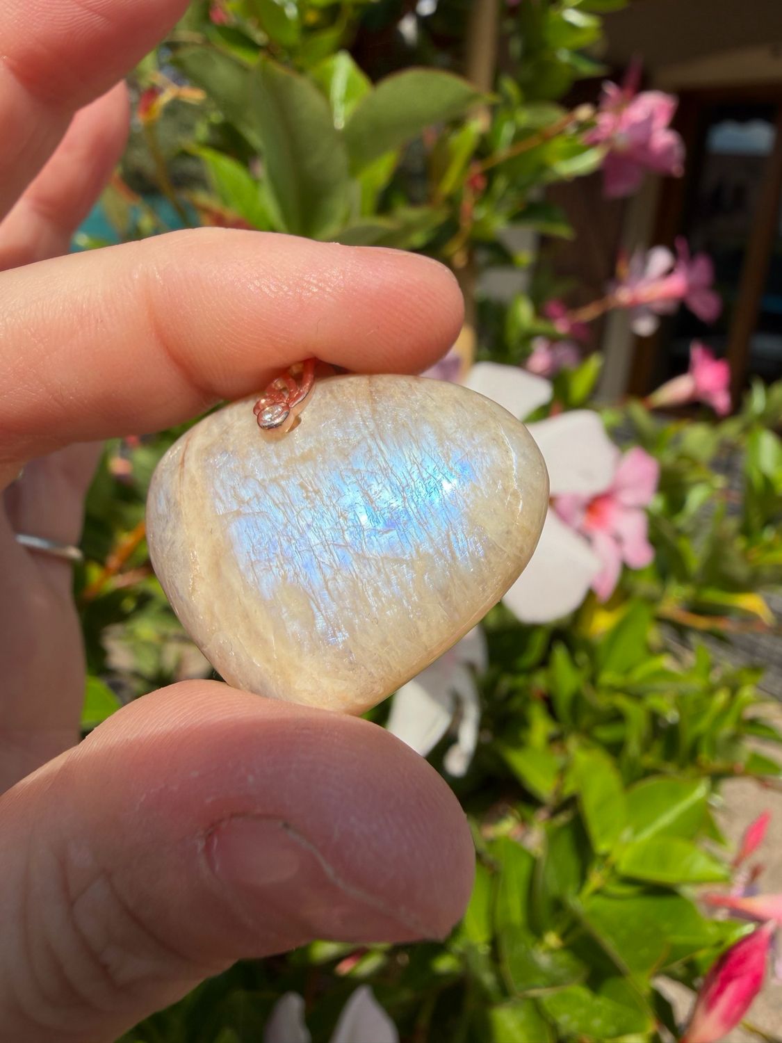Pendentif en pierre de lune bleue