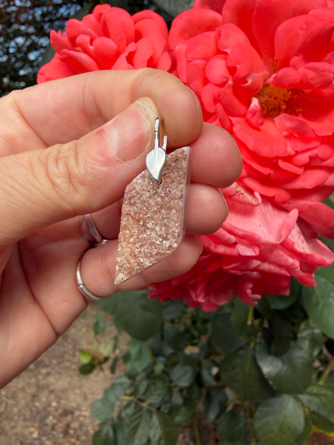 Pendentif en opale rose cristallisée Pendentif en opale rose cristallisée