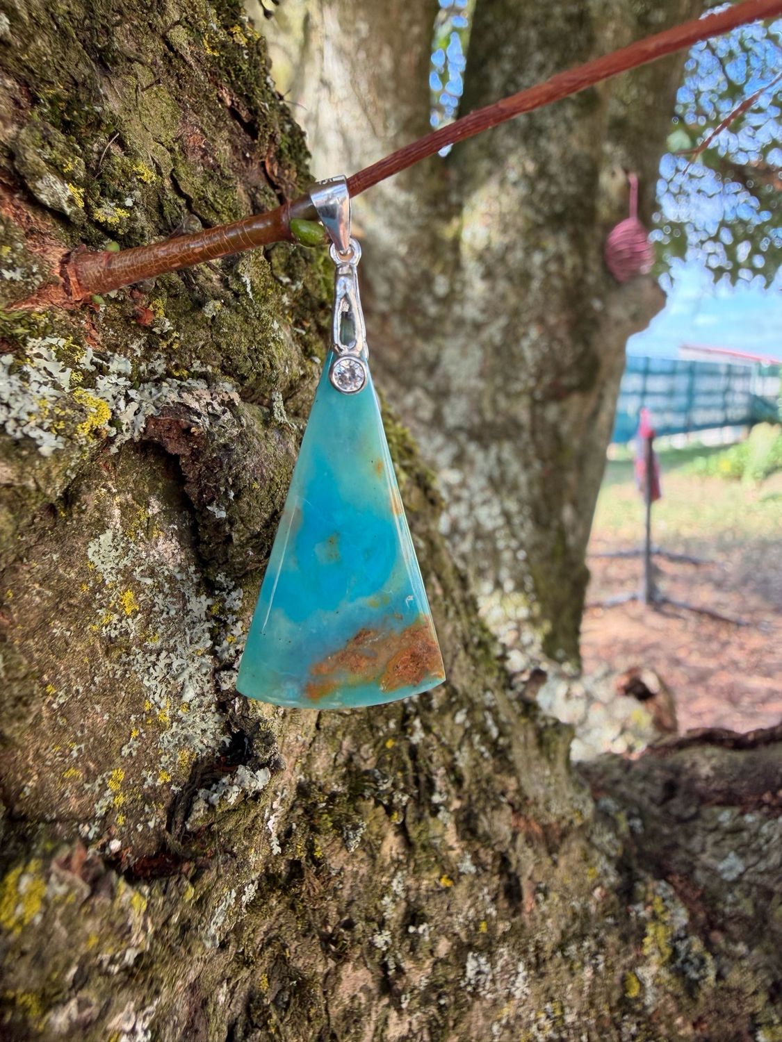 Pendentif en opale bleue des Andes Pendentif en opale bleue des Andes