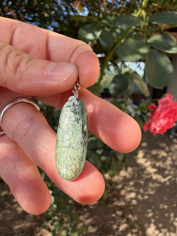 Pendentif en cyanure verte