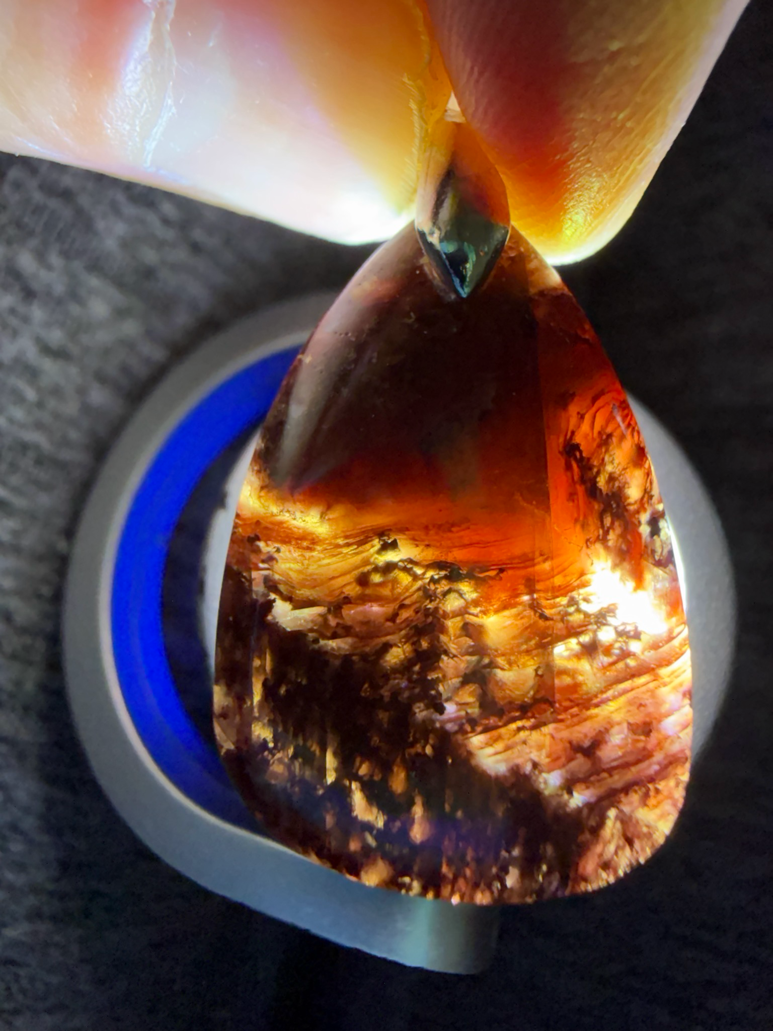 Pendentif en calcite rouge