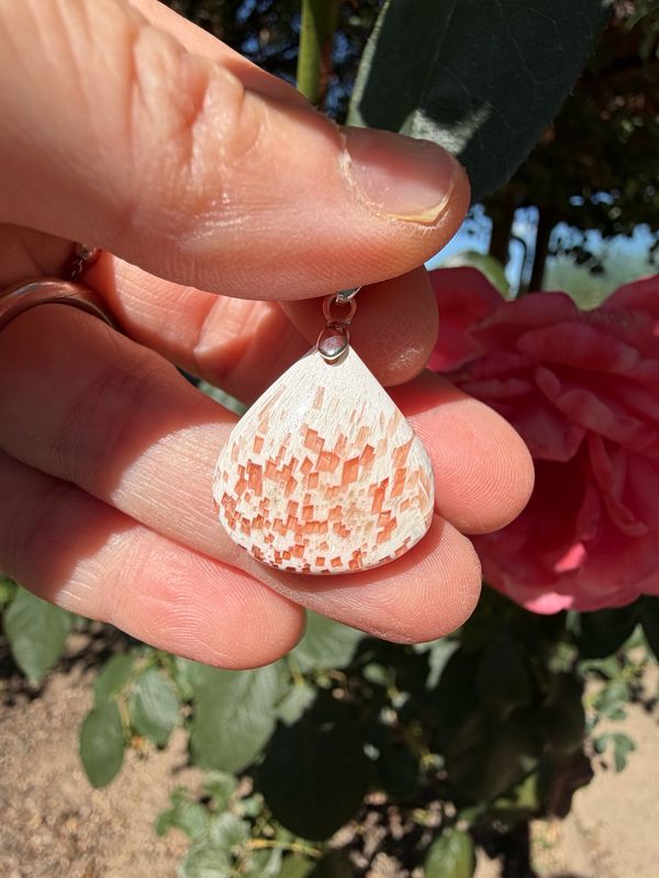 Pendentif en scolecite pêche