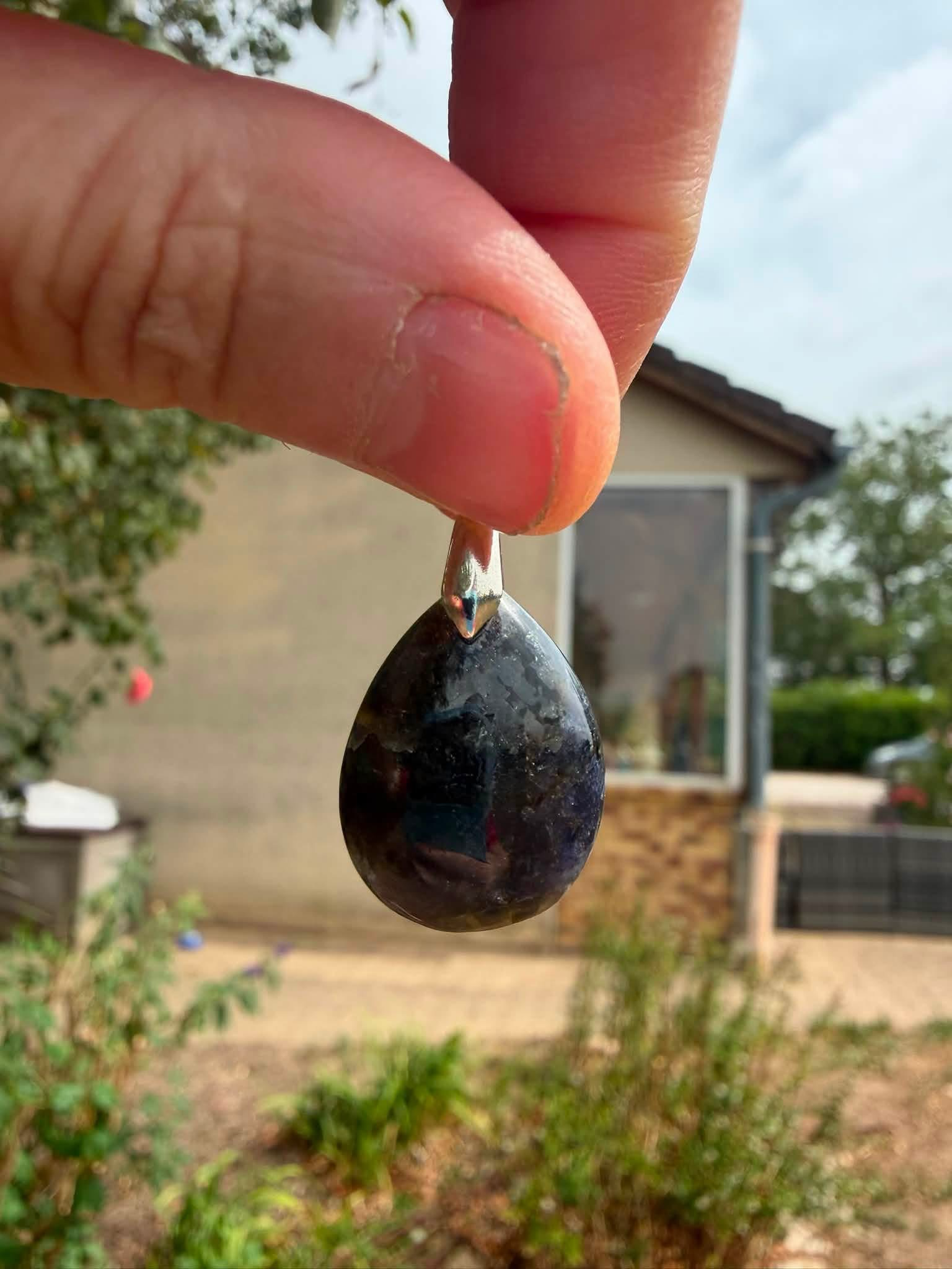 Pendentif recto verso en Iolite
