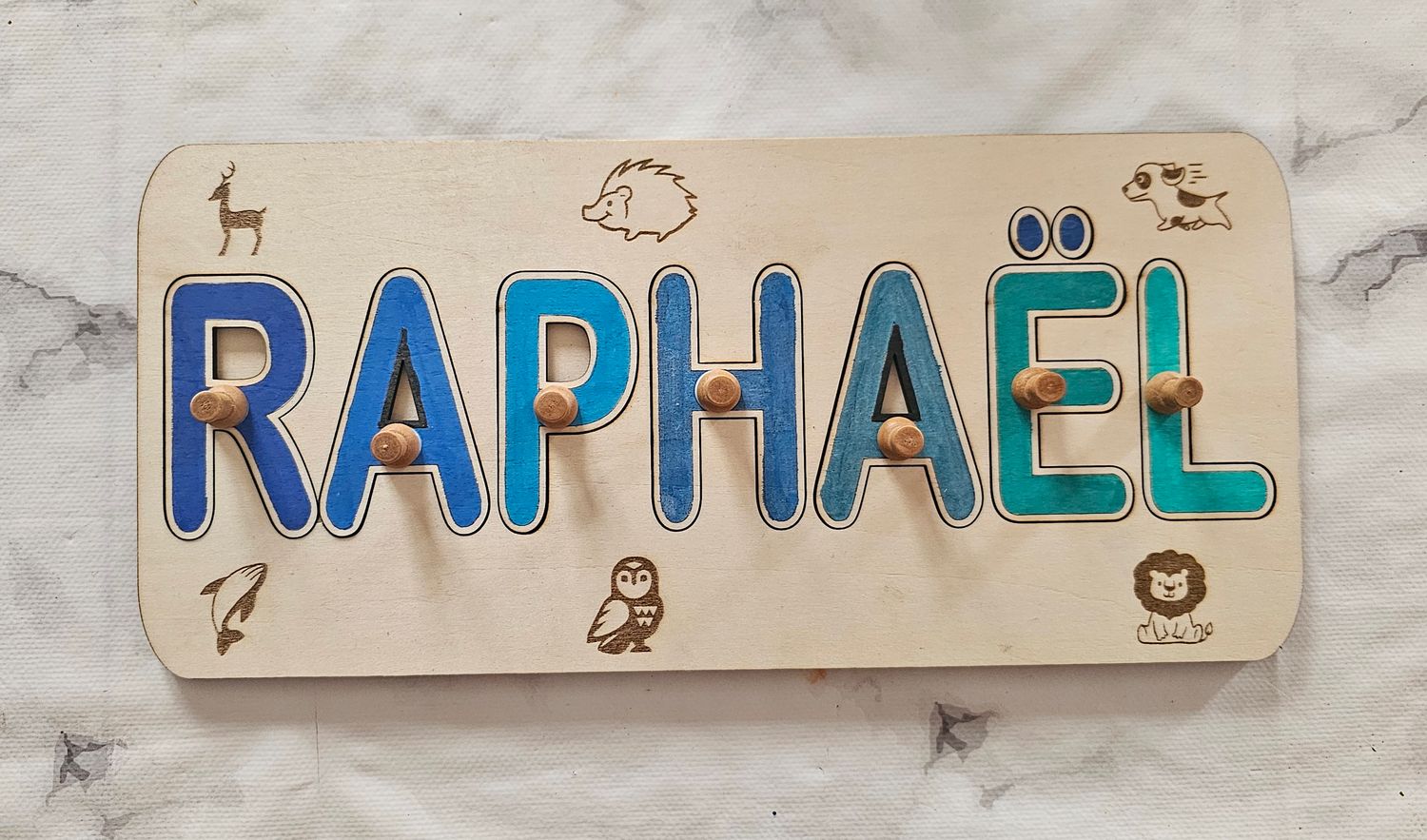 Prénom coloré sur bois
