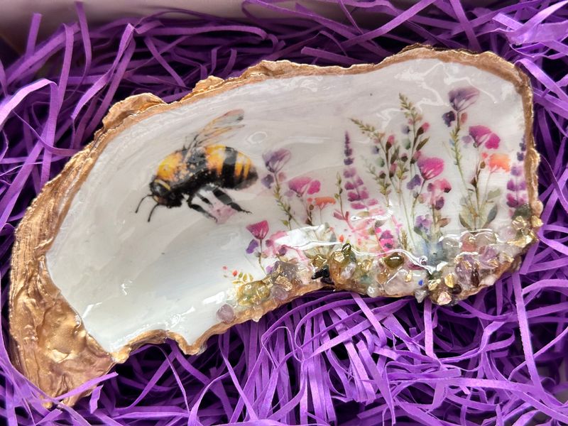 WILD FLOWERS AND BEE OYSTER SHELL SOAP DISH